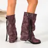Botas de Couro Retro com Tachas Bico Fino Nova Coleção Primavera/Verão 2026 Franja Picante Salto Bloco Preto Fivela de Metal Botas Femininas Soltas