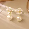 Brincos de pérola florais super etéreos, modernos e sofisticados, versáteis e delicados, gentis e femininos, brincos elegantes e charmosos