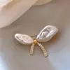 Broche de lazo de perlas irregulares diseño femenino sentido de la moda nicho pasador exquisito corsage de alta gama hebilla anti-exposición para ropa