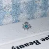 Colgante Broche Cruzado de Lirio Verde Clavo para Hélice de Oreja Acero de Titanio Médico Estrella Pendientes Delicados para Mujer Estilo Fresco y Elegante
