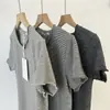 ¡Marca Thirteen Lines! Camiseta de Manga Corta para Mujer Otoño 2026 con Cuello Redondo, Color de Contraste y Rayas Cepilladas