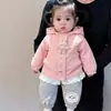 Casaco corta-vento com capuz e bordado de letra de coelho fofo para bebê e criança pequena, manga raglan doce, jaqueta infantil para atividades ao ar livre, jaqueta para passeios