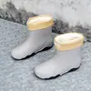 Botas de chuva de cano médio para homens e mulheres antiderrapantes impermeáveis estilo coreano botas de chuva quentes sapatos de borracha para trabalho na cozinha cano curto sapatos de água para casal para mulheres