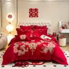 Atacado Conjunto de Quatro Peças Vermelho Brilhante para Casamento Estilo Chinês Cobertor Bordado para Casamento Quarto de Casamento Enxoval de Casamento Roupa de Cama