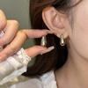 Pendientes largos ovalados de oro europeo y americano con forma de gota de agua hueca, diseño único, de metal de alta calidad, con viento frío y hebilla para las orejas para mujer