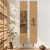 Decoración de Pared Antigua Estilo Chino con Cortinas de Bambú y Pinturas Colgantes para Salas de Estudio y Salas de Té, Presentando Estética de la Dinastía Song, Mobiliario Suave y Escena de Caligrafía Tradicional China