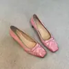 2026 Novos Sapatos Literários Retrô Femininos Artista Novo Estilo Flor Esculpida Salto Alto Feminino Bico Quadrado Couro Macio Versátil Salto Grosso Sapatos de Temperamento