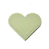 Los fabricantes suministran una gran cantidad de notas adhesivas y marcapáginas de cuero en forma de corazón listas para usar. Regala a tus amigos marcadores adhesivos en forma de corazón
