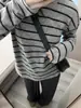 Camiseta retro de rayas grises claras estilo coreano con cuello redondo y manga larga para mujer, nueva colección de otoño, corte holgado y adelgazante, capa base