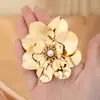 Broche Flor Dourada Pérola Venda Quente Transfronteiriça, Broche de Metal de Luxo de Alta Qualidade, Atacado de Acessórios para Terno e Casaco