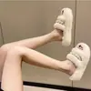 Chinelo Peludo de Sola Grossa com Pérola para Uso Externo Feminino 2025 Outono Chinelos Antiderrapantes Internos para Casa Chinelos de Algodão Peludos