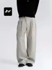 Con un rico pantalón de traje casual retro americano para hombres y mujeres, estilo old money, botón inclinado, sentido del diseño, holgado, caída, pantalón de pierna ancha a rayas