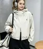 Chaqueta corta con capucha para mujer, estilo fino para figuras petite, nueva chaqueta de moda popular primavera/otoño 2026, top casual para mujer