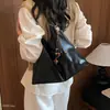 Bolso nuevo para mujer, gran capacidad, versátil, moda casual de otoño 2026, tote de hombro único de cera de aceite, retro para el trabajo