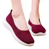 Zapatos planos tejidos de estilo Old Beijing para mujer 2025, zapatos sin cordones para madres de mediana edad y mayores, transpirables para primavera, otoño y verano