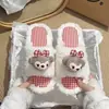 Adoráveis pantufas de pelúcia de desenho animado com solas macias, novo estilo outono/inverno 2026 feminino, confortáveis para usar em casa, design de calçar fácil, pantufas baixas fofinhas