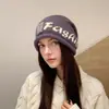 Chapéu de Tricô Empilhado Outono e Inverno Moda Quente Aba Dobrável Gorro com Letras Viagem ao Ar Livre Afina o Rosto Chapéu com Cordão Proteção para Ouvido