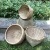 Cestas e pás de bambu, finamente tecidas à mão, usadas para armazenar grãos, para plantações de chá rurais, para colheita e secagem, e para uso festivo em novas casas