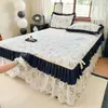 Conjunto de três peças de saia de cama em algodão lavado com renda estilo Hepburn francês tipo A com protetor de colchão acolchoado grosso e saia de cama de peça única