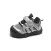 Zapatos deportivos modernos y funcionales para bebés y niños pequeños, nuevo diseño ligero adecuado para el uso diario durante la etapa de aprender a caminar, cómodos zapatos para caminar