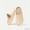 Novas pantufas de couro texturizado, antiderrapantes, impermeáveis e forradas com fleece para mulheres, para o outono e inverno de 2026, adequadas para uso interno no outono e inverno, e projetadas para casais se manterem aquecidos
