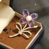 Broche de trébol de perlas estilo francés con cristales azules y morados, diseño floral de alta resistencia, incrustado de diamantes, elegante broche para mujer para uso en banquetes