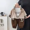 Camisa de Cuadros Casual Nueva Estilo para Niños de Primavera y Otoño con Solapa y Diseño Patchwork 2026 Conjunto de Tres Piezas de Ropa de Trabajo para Niños Venta al por Mayor