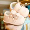 Sapatos de Criança Primavera e Outono Novo Estilo Iniciante Sapatos de Bebê Menina 1-2 Anos Sapatos de Bebê Sola Macia Antiderrapante Sapatos que Fazem Barulho