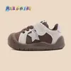 Nuevos estilos de primavera y otoño para zapatos de niño pequeño para niños y niñas, con cierres de velcro, suelas suaves y diseños antideslizantes, adecuados para edades de 1 a 3 años.