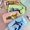 Celebridad de Internet Transfronteriza Shanhaijing Hombre Palo de Madera Peluche Estuche para Lápices Estudiante Caja de Papelería de Gran Capacidad Regalo para Estudiante de Primaria Colgante