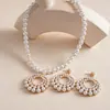 Set de joyería de perlas artificiales de lujo ligero transfronterizo, elegante collar con colgante circular y pendientes, accesorios para vestido de novia, suministro al por mayor