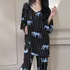 Pijama Familiar de Algodón y Seda para Mujer para Primavera, Otoño y Verano, Estilo Nuevo con Mangas Tres Cuartos y Pantalones Largos, Hecho de Algodón Artificial, Adecuado para Usar al Aire Libre, Conjunto Estampado