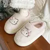 Estas lindas pantuflas de invierno con temática de gato KT son perfectas para usar afuera, proporcionando calidez y una sensación cómoda y acolchada.. Son antideslizantes, están hechos de algodón esponjoso y son adecuados para estudiantes y mujeres.