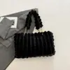 2025 Nova Bolsa de Pelo Moda Feminina Bolsa de Mão Casual Versátil Bolsa de Ombro de Pelúcia Bolsa de Braço Grande Bolsa Tote