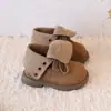 Botas Retro Británicas para Niños 2025 Otoño e Invierno Nuevo Estilo Zapatos para Bebés y Niños Pequeños Hombres y Mujeres Botas Pequeñas de Cuero Versátiles de Moda