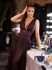 En stock Vestido de color vino de alta calidad transfronterizo para mujer, de verano sin mangas, escote en V profundo, cintura alta, de gasa fluida, para fiesta