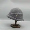 Nuevo sombrero de cubo de lana para mujer con ala, nuevo sombrero pequeño estilo Hepburn para otoño e invierno, sombrero de pescador versátil y elegante
