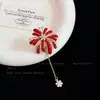 Broche de Borla de Fuegos Artificiales Rojos Atmosféricos Decoración para Suéter Abrigo para Año Nuevo, Elegante Pin de Lujo de Alta Gama