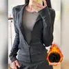 Conjunto casual deportivo a rayas grises estilo coreano, un conjunto completo para mujer, principios de otoño, estilo old money, sensación relajada, chaqueta sudadera