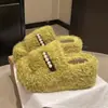 Chinelos peludos femininos da moda para usar ao ar livre, modernos para outono e inverno, com sola grossa 2026, chinelos de algodão para casa com pérolas, novos antiderrapantes para uso doméstico