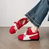 Sapatos de Treino Alemães com Aumento Interno de Altura Femininos Novo Estilo Outono 2026 Tênis Esportivos Casuais Sola Grossa Versátil Respirável Sapatos Vermelhos Forrest Gump