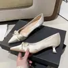 Primeiro Encontro Temporada Vermelha Bico Fino Laço Salto Alto Cetim Elegante Taça de Vinho Salto Médio Noivado Sapatos de Noiva para Uso Diário