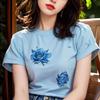 Camiseta de Manga Corta con Estampado de Rosas Azul Lago 2026 Nuevo Estilo Europeo Chic con Diseño Único en el Hombro, Súper Elegante