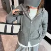 Neste outono e inverno, os suéteres de tricô com capuz para mulheres são um cardigã casual, descontraído e simples de manga comprida com zíper, perfeito para usar em camadas.