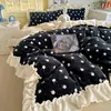Acabamento totalmente fosco - Inspirado em blogueiras estilo coreano, relaxado e chique, estampa floral pequena, veludo de leite grau A com acabamento em renda, conjunto de quatro peças, espessado e forrado com fleece para o inverno