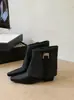 Design único, botins estilosos para mulheres, nova coleção outono 2026, com fivelas metálicas, um visual chique e versátil para o trabalho, e um estilo retrô com bico fino