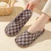Pantuflas especiales para alfombra de arrastre hogar interior tela suave suela pantuflas de hombre tejido de algodón puro cuatro estaciones transpirables silenciosas venta al por mayor de fábrica
