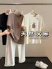 Camiseta feminina casual de alta qualidade, manga curta, gola redonda, ombro normal, com estampa de morango em flocagem, feita de cânhamo Han, Tencel e lã
