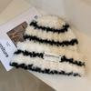 Gorro de Invierno para Mujer de Piel Gorro para el Frío Gorro de Pescador Patrón de Cebra Raya Blanca y Negra Felpa Tejido de Lana Cálido Engrosado