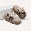 Sapatos versáteis para meninas, tênis infantis, nova coleção de inverno 2026, sapatos forrados com fleece para meninas e meninos, tênis de treino alemães para meninos